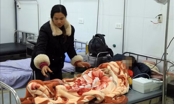 Đi dã ngoại với trường, 40 học sinh nhập viện sau bữa tối, nghi ngộ độc thực phẩm