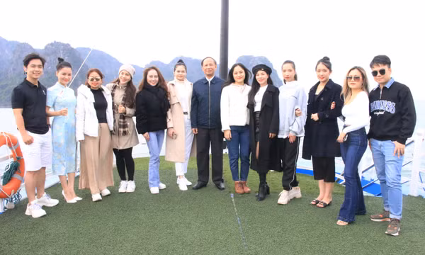 Thí sinh cuộc thi Tiếng hát hữu nghị Việt – Trung năm 2022 tham quan Vịnh Hạ Long