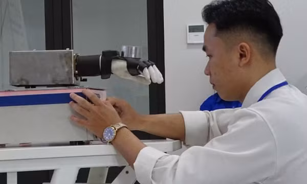 Sinh viên làm máy giảm run tay cho bệnh nhân Parkinson