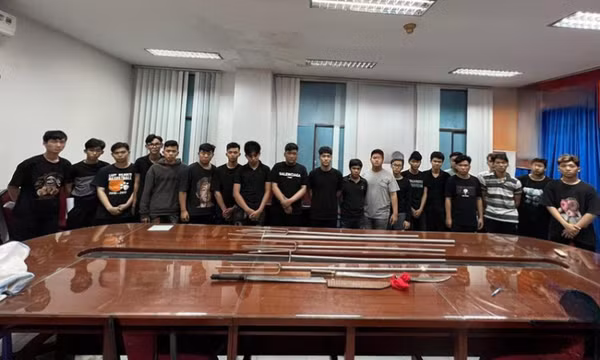 Mâu thuẫn trên mạng, 2 nhóm "trẻ trâu" hỗn chiến gây náo loạn đường phố