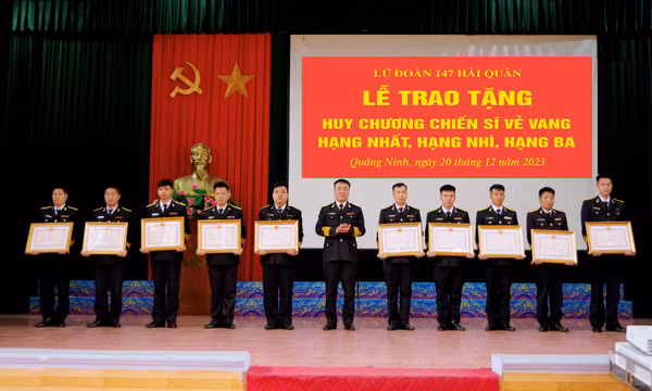 Lữ đoàn 147: 79 đồng chí được trao tặng Huy chương Chiến sĩ vẻ vang
