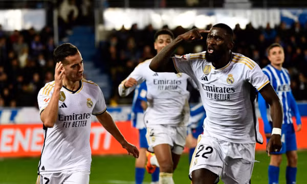 Real thắng ở phút bù để trở lại dẫn đầu La Liga