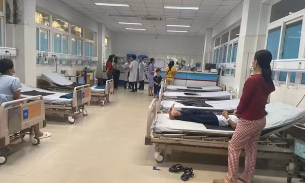 Hàng loạt học sinh nhập viện sau khi ăn 'thức ăn lạ' do 1 người phụ nữ tặng