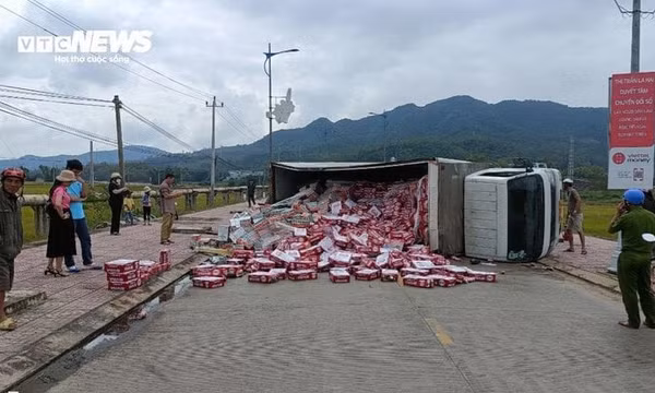 Xe tải nổ lốp, hàng nghìn thùng bia đổ giữa đường, công an hỗ trợ 'giải cứu'