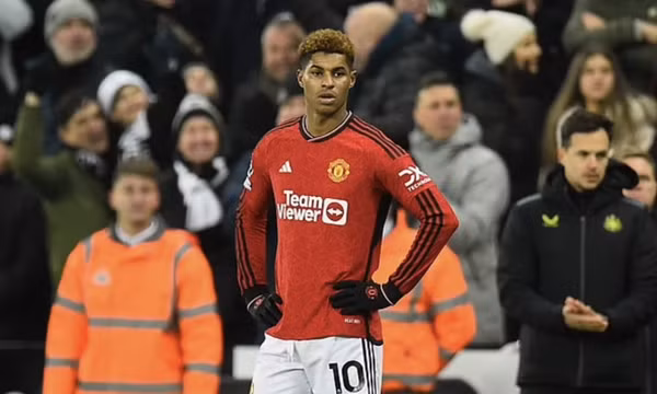 Rashford bị chê thái độ giống Martial