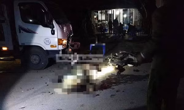 Xe máy va chạm với ô tô tải trong đêm, hai vợ chồng tử vong