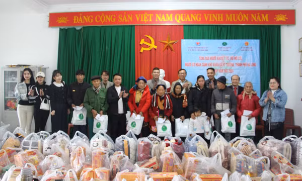 Trao tặng hàng trăm suất quà cho người khuyết tật, trẻ mồ côi, người có hoàn cảnh khó khăn