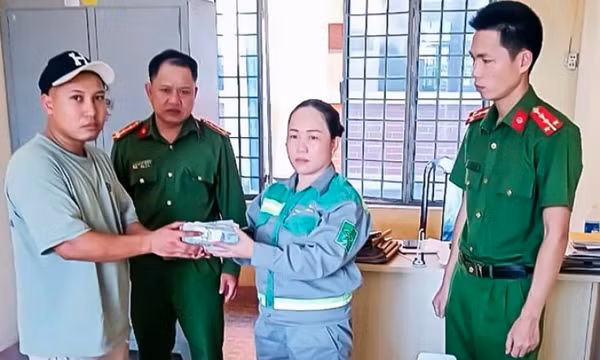 Nữ lao công trả gần 100 triệu đồng nhặt được
