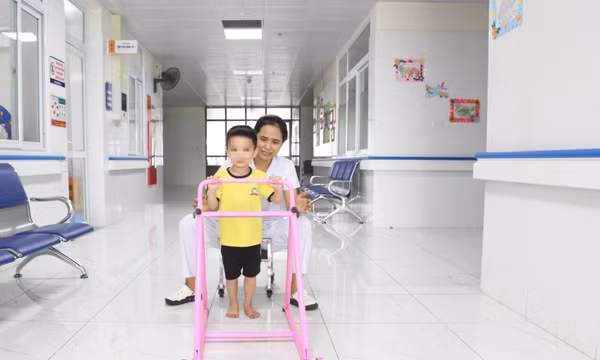 Khung tam giác tập đi/đứng cho trẻ khuyết tật