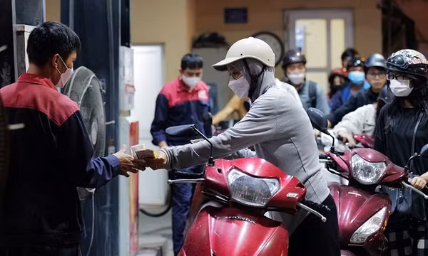 Giá xăng, dầu cùng giảm