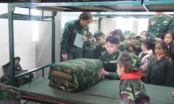 Hào hứng, sôi nổi trải nghiệm "Một ngày làm chiến sĩ"