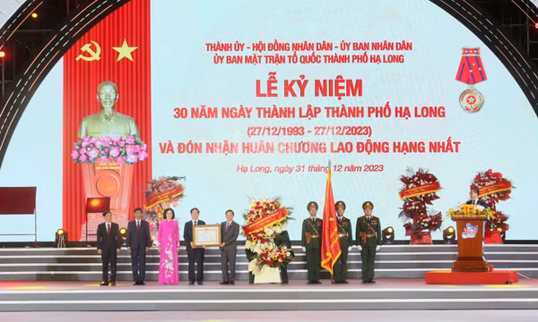 TP Hạ Long kỷ niệm 30 năm Ngày thành lập và đón nhận Huân chương Lao động Hạng Nhất