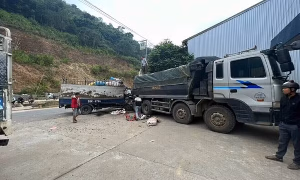 Tông vào đuôi xe tải đang đỗ ở cây xăng, 2 người tử vong