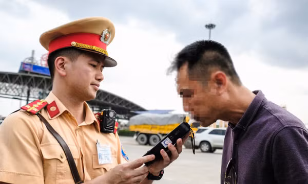 Thổi chung ống đo nồng độ cồn có lây bệnh đường hô hấp?