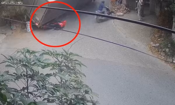 Ô tô tải trôi dốc, hai người đi xe máy thoát chết trong gang tấc