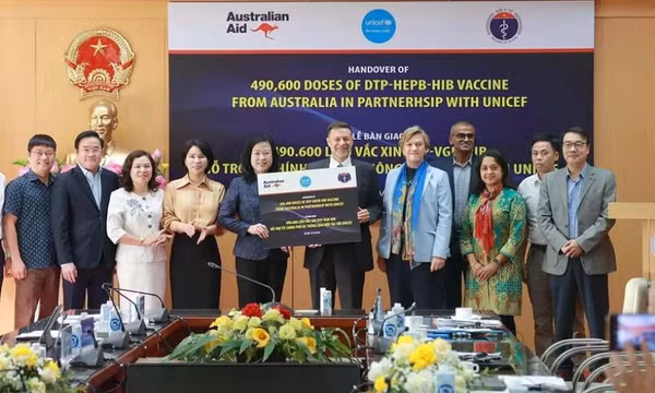 Australia viện trợ 490.600 liều vaccine ‘5 trong 1’ cho Việt Nam