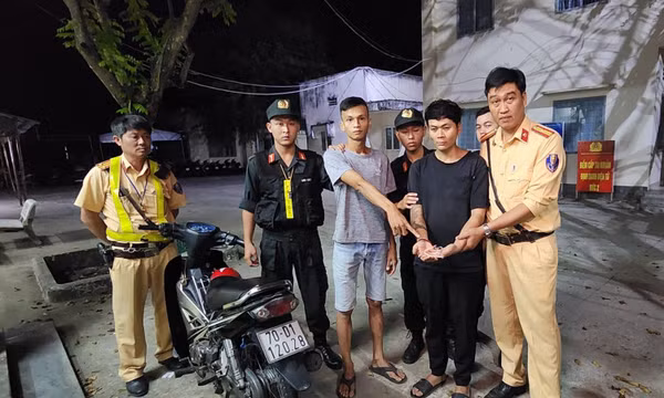 Tóm hai con nghiện manh động định "thông chốt" đo nồng độ cồn