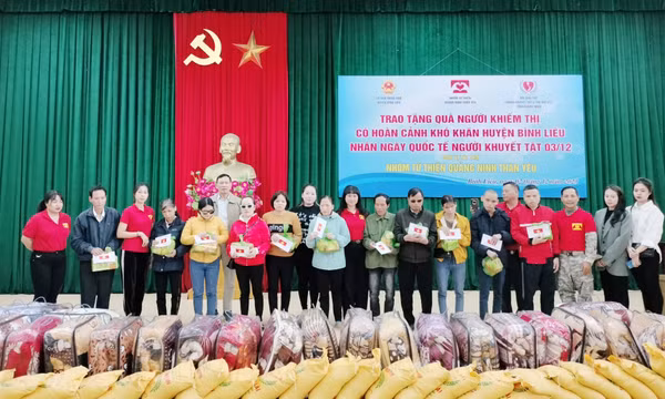 Trao tặng quà cho người mù huyện Bình Liêu