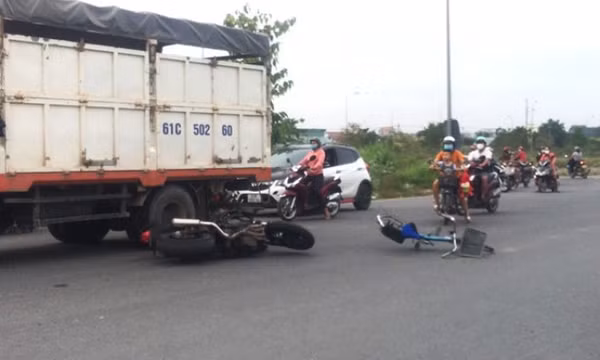Mô tô phân khối lớn va chạm với xe đạp, một người tử vong