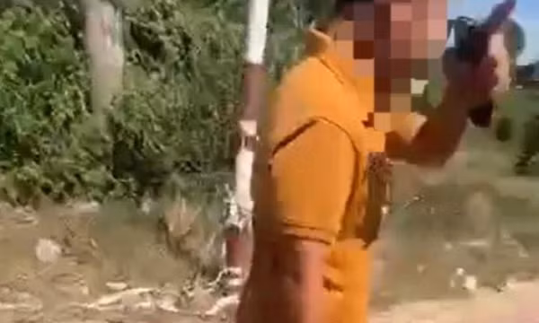 Tạm đình chỉ CSGT cầm gạch đòi đánh 1 tài xế sau mâu thuẫn giao thông