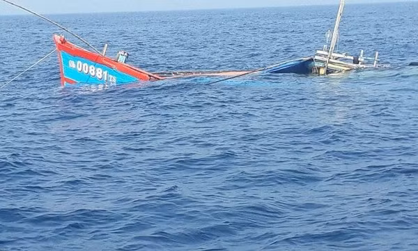 Tàu cá Quảng Ngãi chìm, 11 ngư dân may mắn thoát chết 