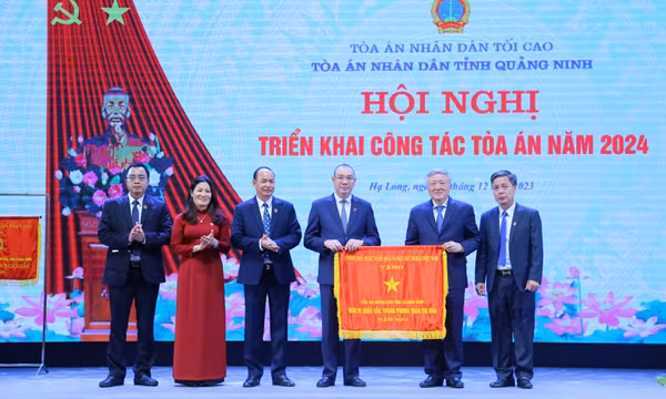 Tòa án nhân dân tỉnh nhận Cờ thi đua của Chính phủ 
