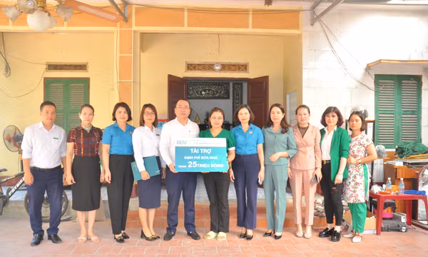 Trao hỗ trợ sửa nhà cho đoàn viên có hoàn cảnh khó khăn