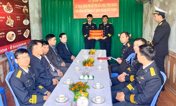 Lữ đoàn 169 Vùng 1 Hải quân hỗ trợ quân nhân hoàn cảnh khó khăn sửa chữa nhà ở