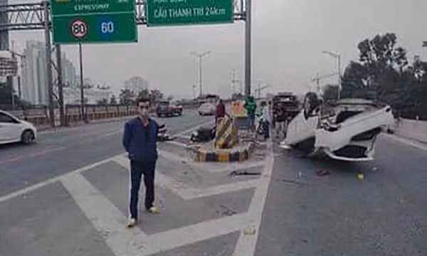 Ô tô tông hai xe máy rồi lật ngửa, tài xế may mắn thoát nạn