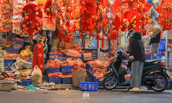 Phố Hàng Mã rực rỡ sắc màu đón Tết