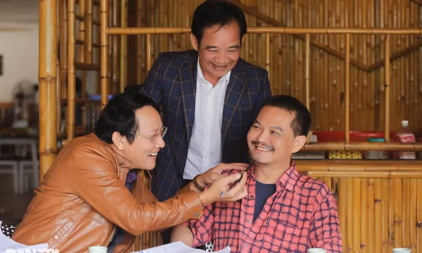 NSND Trung Hiếu cười tít mắt khi được Hoàng Hải trang điểm vào vai đại gia