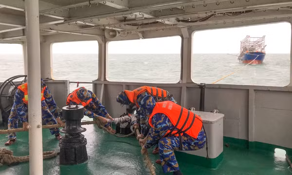 Hải đội 137 (Lữ đoàn 169 Vùng 1 Hải quân) hỗ trợ tàu cá ngư dân bị nạn trên biển