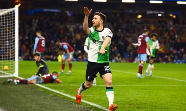 Liverpool lên đỉnh bảng Ngoại hạng Anh