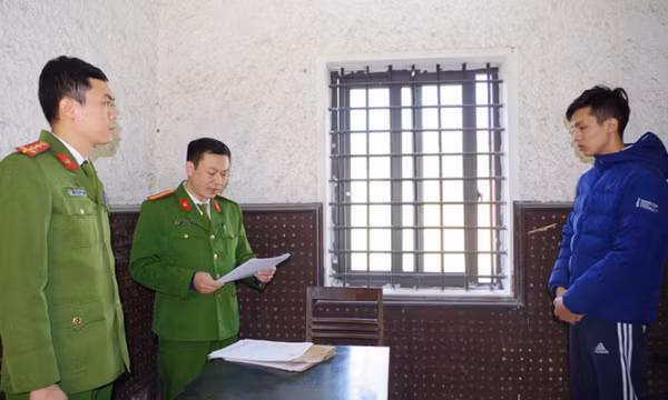 Khởi tố lái xe ô tô đâm vào CSGT đang làm nhiệm vụ