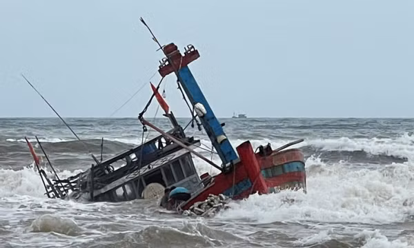 2 thuyền viên mất tích do tàu bị sóng đánh chìm trên biển Thừa Thiên - Huế