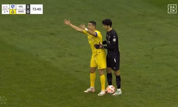 Ronaldo nổi giận, không cho thủ môn phát bóng sau khi bị VAR tước bàn thắng