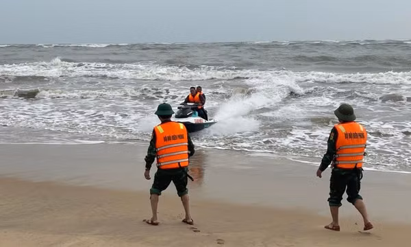 Quảng Bình: Huy động mô tô nước ứng cứu 3 ngư dân gặp nạn trên biển