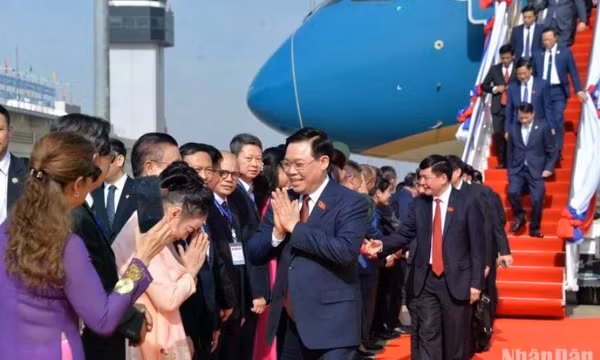 Chủ tịch Quốc hội Vương Đình Huệ đến Vientiane dự Hội nghị Cấp cao Quốc hội 3 nước Campuchia-Lào-Việt Nam