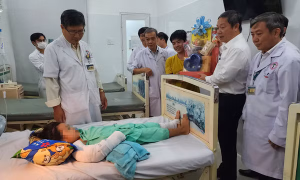 Khen thưởng đột xuất tập thể, cá nhân nối thành công cánh tay phải đứt lìa cho bé 5 tuổi