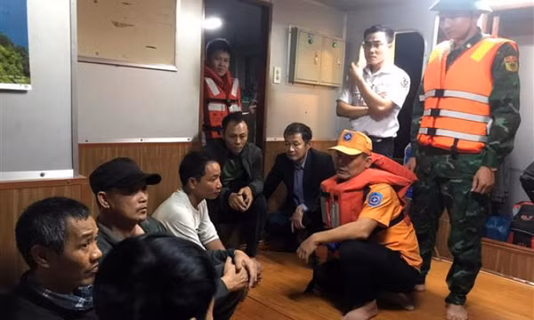 Vụ chìm tàu ở Thừa Thiên - Huế: Hai thuyền viên mất tích đã được cứu vớt, đưa vào bờ an toàn