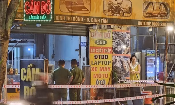 Xông vào tiệm cầm đồ đâm chết người