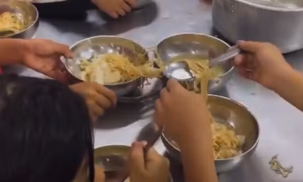 Vụ học sinh ăn cơm chan canh mỳ tôm ở Lào Cai: Hiệu trưởng xin từ chức