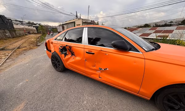 Ôtô chở ca sĩ Cao Thái Sơn và gia đình đâm vào tàu hỏa ở Đà Lạt