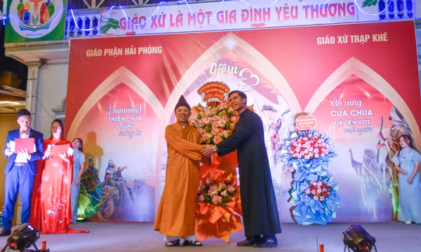 Hòa thượng Thích Thanh Quyết chúc mừng Giáo xứ Trạp Khê nhân dịp Lễ Giáng sinh năm 2023