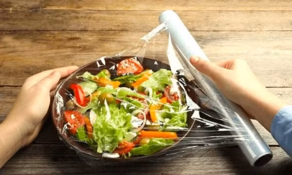 Đây mới là cách dùng màng bọc thực phẩm đúng