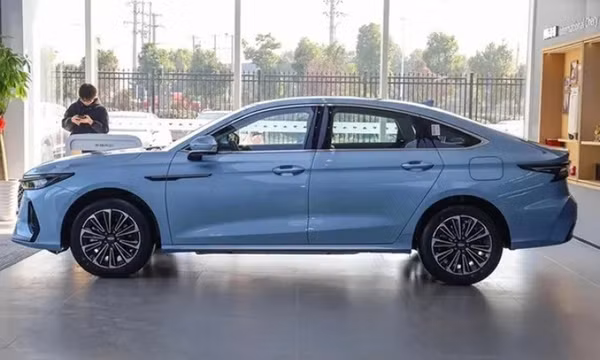 ‘Hoàng đế’ sedan cỡ D giá 422 triệu đồng đẹp mê ly: Đối thủ Toyota Camry, rẻ như Hyundai Grand i10