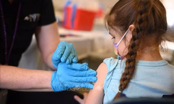 Mỹ khuyến cáo người dân tiêm vaccine cải tiến để phòng biến thể phụ mới của SARS-CoV-2