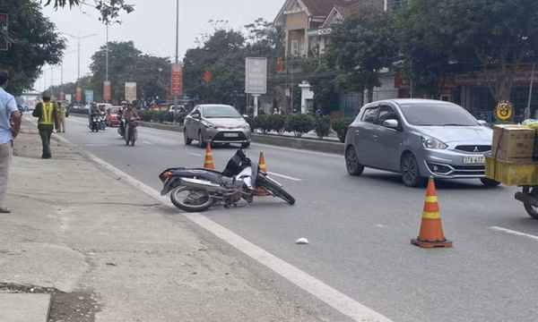Cán bộ CSGT bị nam thanh niên lao xe máy vào người khi kiểm tra nồng độ cồn