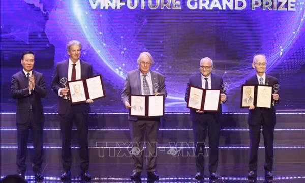 Giải thưởng Chính của VinFuture 2023: Phát minh về pin mặt trời và lưu trữ bằng pin Lithium-ion