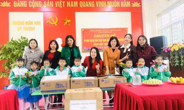 Tặng áo khoác ấm cho trẻ em vùng cao
